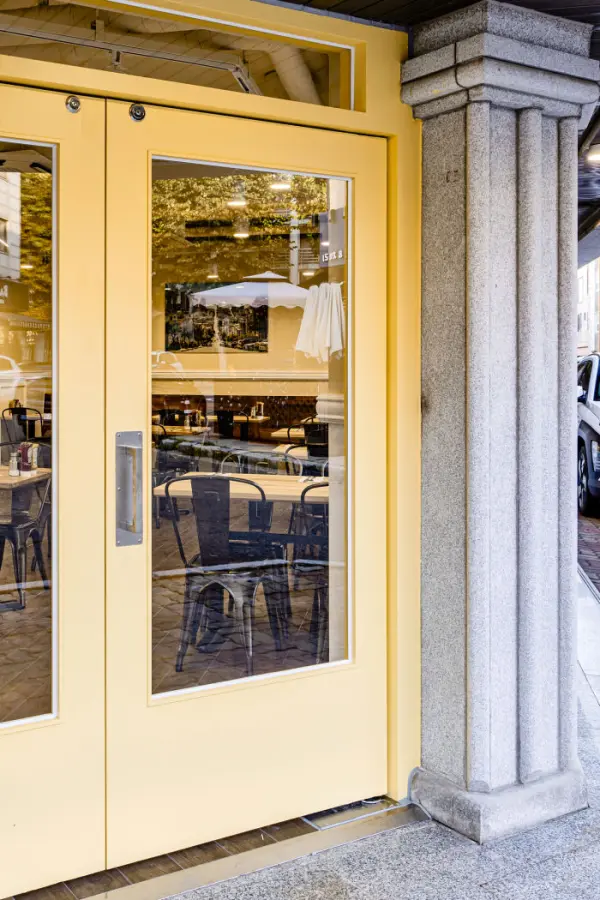 따뜻한 옐로우 톤의 감성 브런치 카페 외관